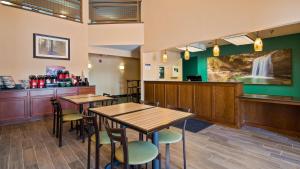 Un restaurante o sitio para comer en Best Western Central City