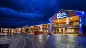 a building with a car parked in a parking lot at Best Western Montis Inn in Saint Robert
