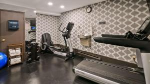Fitness centrum a/nebo fitness zařízení v ubytování Best Western Airport Inn