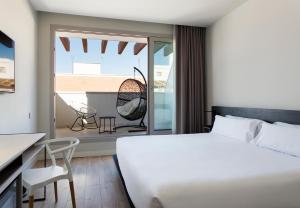 een hotelkamer met een bed en een balkon bij B&B HOTEL Madrid Centro Puerta del Sol in Madrid