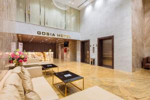 un vestíbulo de un hotel con sofás y mesas en Gosia Hotel en Nha Trang