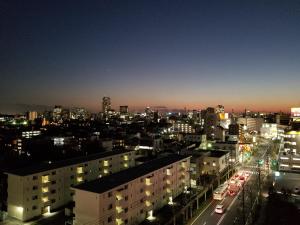 un perfil urbano por la noche con coches en una calle en Hotel Aria(Adult Only), en Chiba