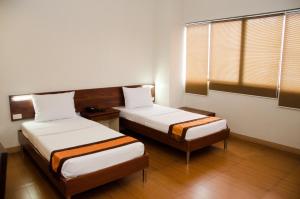 Postel nebo postele na pokoji v ubytování M Suites Hotel