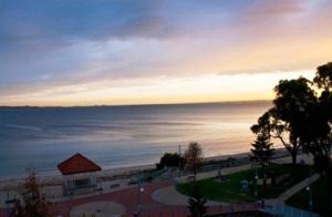 ロッキンガムにあるBoardwalk By The Beachの夕日時の海とビーチの景色を望めます。