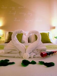 Una cama con un cisne hecho de toallas en Antica Trani, en Trani