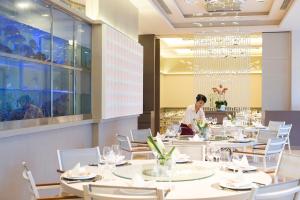 En restaurant eller et spisested på The Costa Nha Trang Residences