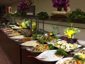 una línea de buffet con muchos platos de comida diferentes en Grand Nar Hotel Adults Only, en Kemer