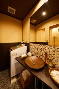 a kitchen counter with a sink and a microwave at Rinn Yasaka Kodaiji in Kyoto