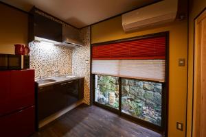 kuchnia z dużym oknem w pokoju w obiekcie Rinn Yasaka Kodaiji w mieście Kioto
