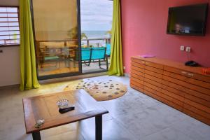 TV a/nebo společenská místnost v ubytování Hôtel Sarimanok