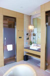 Fliport Wutong Hotel-Free Welcome Fruit & Near Exhibition Center 욕실