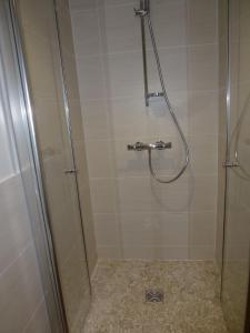 アゴン・クタンヴィルにあるLe Petit Closのバスルーム(ガラスドア付きのシャワー付)