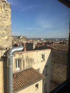 - une vue sur la ville depuis un bâtiment dans l'établissement Au marche des Capucins by Cocoonr, à Bordeaux