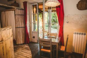 ein Esszimmer mit einem Tisch, Stühlen und einem Fenster in der Unterkunft Fattoria Di Corsignano in Vagliagli
