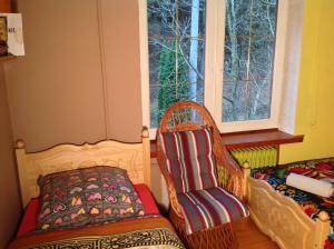 a room with two chairs and a window at Noclegi Pod Borkiem in Szypliszki