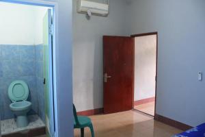 Vonios kambarys apgyvendinimo įstaigoje Penginapan Artha