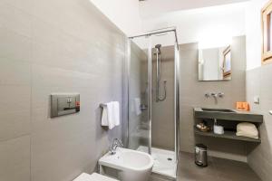 Ένα μπάνιο στο Le Scuole B&B - by ColleMassari Hospitality +7 φωτογραφίες