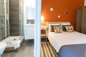 Postel nebo postele na pokoji v ubytování Hotel Saint-Michel