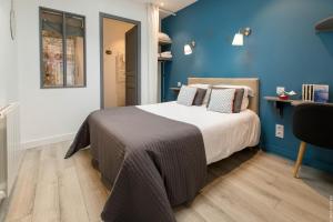 Postel nebo postele na pokoji v ubytování Hotel Saint-Michel