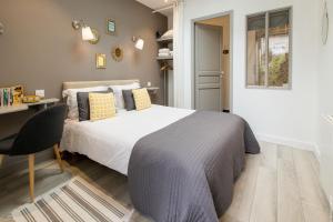 Postel nebo postele na pokoji v ubytování Hotel Saint-Michel