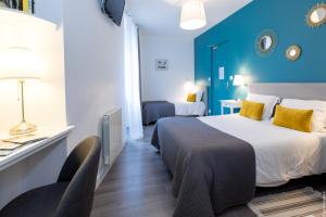 Postel nebo postele na pokoji v ubytování Hotel Saint-Michel