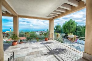 een balkon met uitzicht op de oceaan bij La Finestra sul Mare Locazione Turistica in Monte SantʼAngelo