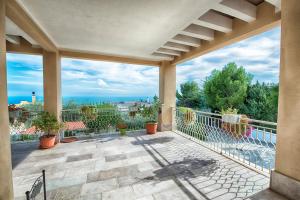 a balcony with a view of the ocean at La Finestra sul Mare Locazione Turistica in Monte SantʼAngelo