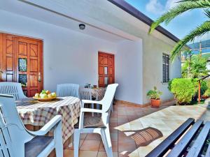 Un comedor con mesa y sillas en un patio. en Apartment Bruna 653, en Rabac 63 fotos más