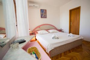 ein Hotelzimmer mit einem Bett und einem Tisch mit einem sidx sidx in der Unterkunft Apartments Zoran in Promajna