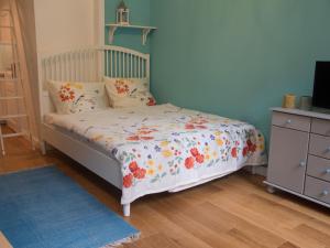 ein kleines Schlafzimmer mit einem Bett mit Blumen darauf in der Unterkunft Schönes Apartment Blau zentral in Bremen
