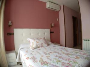 Ένα ή περισσότερα κρεβάτια σε δωμάτιο στο Hostal Don Jaime I y II