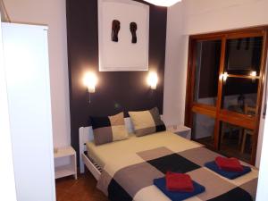 ファロにあるCasa das Portasのベッドルーム1室(赤い枕2つ付)
