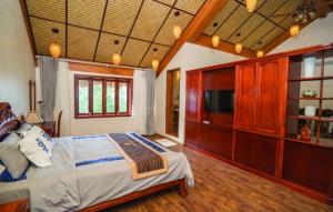 una camera da letto con un letto grande e armadi in legno di Hoa Binh Hotel a Hòa Bình