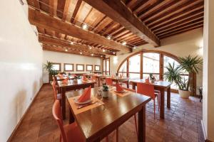 A restaurant or other place to eat at Pecora Vecchia - ColleMassari Hospitality