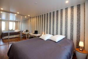 1 dormitorio con 1 cama grande y escritorio en Santalux Apartment XL, en Rovaniemi