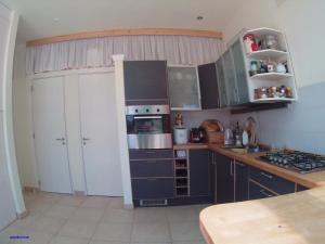 A cozinha ou cozinha compacta de casa olivi