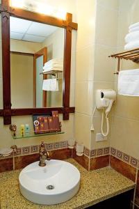 Phòng tắm tại Hoa Binh Hotel