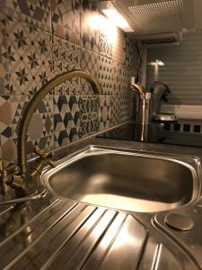 d'un évier de cuisine en acier inoxydable avec un robinet. dans l'établissement ALBI HOME - Rochegude, à Albi