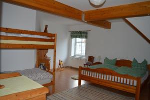 een slaapkamer met 2 bedden en een stapelbed bij Ferienwohnung Jäger in Grebenstein