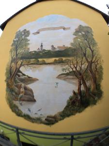 un plato con una pintura de un río en Ambiente Hotel Strehla, en Strehla