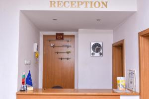 ブルガスにあるFamily Hotel Saint Iliyaのデスクと茶色のドアが備わる教室