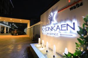 Khonkaen Residence في كون كاين: علامة على وكالة هوندا على جانب المبنى