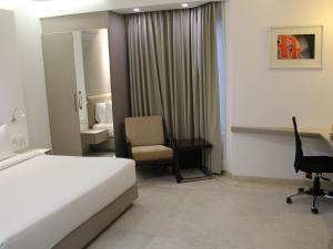 Rúm í herbergi á Keys Lite by Lemon Tree Hotels, Mayfield, Gurgaon