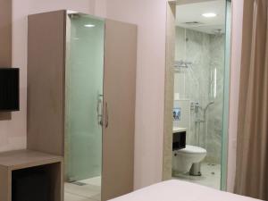 Baðherbergi á Keys Lite by Lemon Tree Hotels, Mayfield, Gurgaon