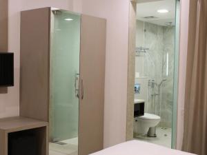 Baðherbergi á Keys Lite by Lemon Tree Hotels, Mayfield, Gurgaon
