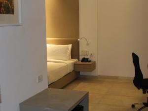 Rúm í herbergi á Keys Lite by Lemon Tree Hotels, Mayfield, Gurgaon