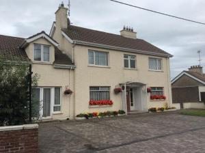 una casa con flores delante en The Meadows Bed and Breakfast, en Monaghan