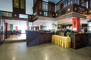 un restaurante con bar y zona de comedor en Jomtien Thani Hotel, en Jomtien Beach