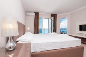 Postel nebo postele na pokoji v ubytování Open Sea Apartments + 37 fotografií