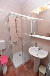 Koupelna v ubytování Apartments Slavica 590 + 37 fotografií